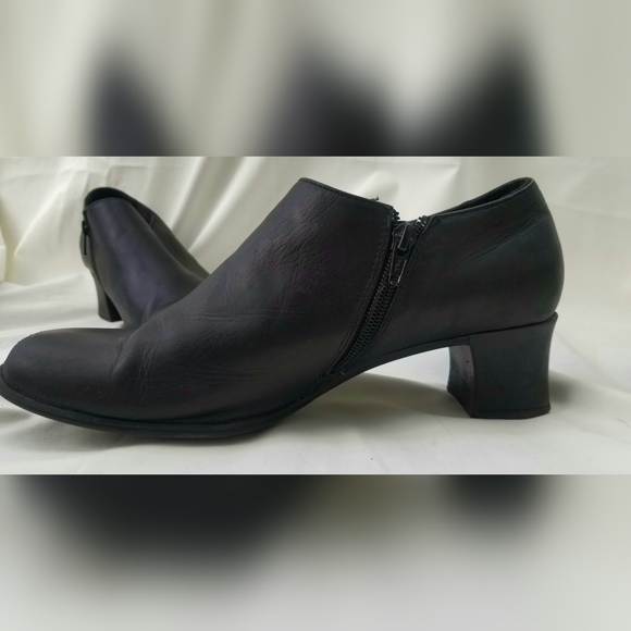 Women's short black leather ankle boots - Picture 2 of 4